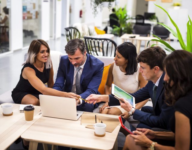 companeros-trabajo-alto-angulo-reunidos-oficina
