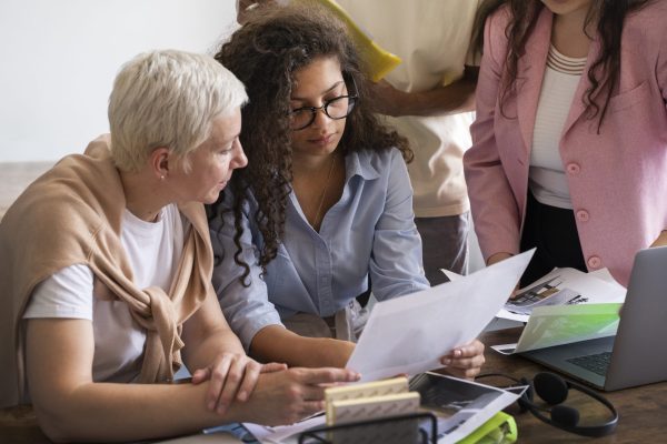 vista-lateral-mujeres-trabajando-juntas